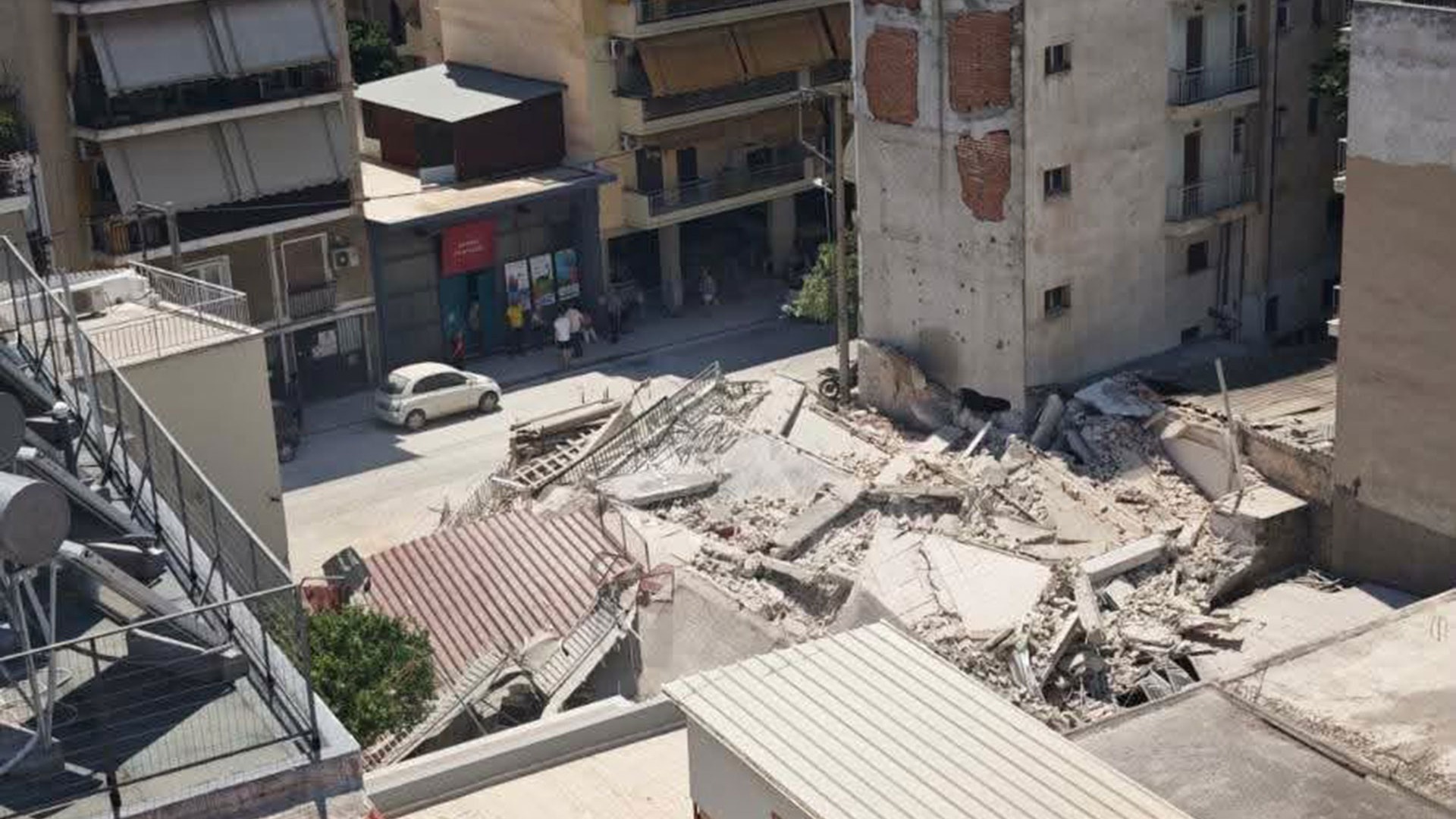 Πετράλωνα: Σε εξέλιξη οι έρευνες για την κατάρρευση της πολυκατοικίας – Εκκενώθηκε και δεύτερο κτίριο