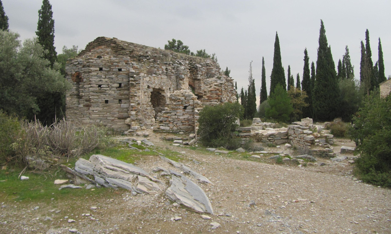 Άνδρας εντοπίστηκε κρεμασμένος στον προαύλιο χώρο του Αγίου Μάρκου στον Υμηττό – Είχε αφήσει σημείωμα