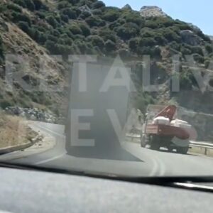 Ηράκλειο: Νταλίκα κάνει παράνομη προσπέραση πάνω σε στροφή – Σοκάρει το βίντεο