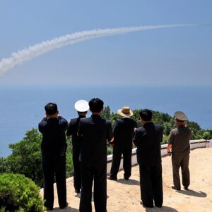 Ο Κιμ Γιονγκ Ουν επέβλεψε δοκιμές στο νέο αντιτορπιλικό «Kang Kon» με πυραυλικές εκτοξεύσεις (φώτο)