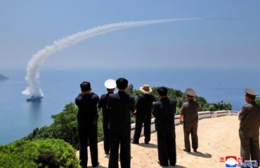 Ο Κιμ Γιονγκ Ουν επέβλεψε δοκιμές στο νέο αντιτορπιλικό «Kang Kon» με πυραυλικές εκτοξεύσεις (φώτο)