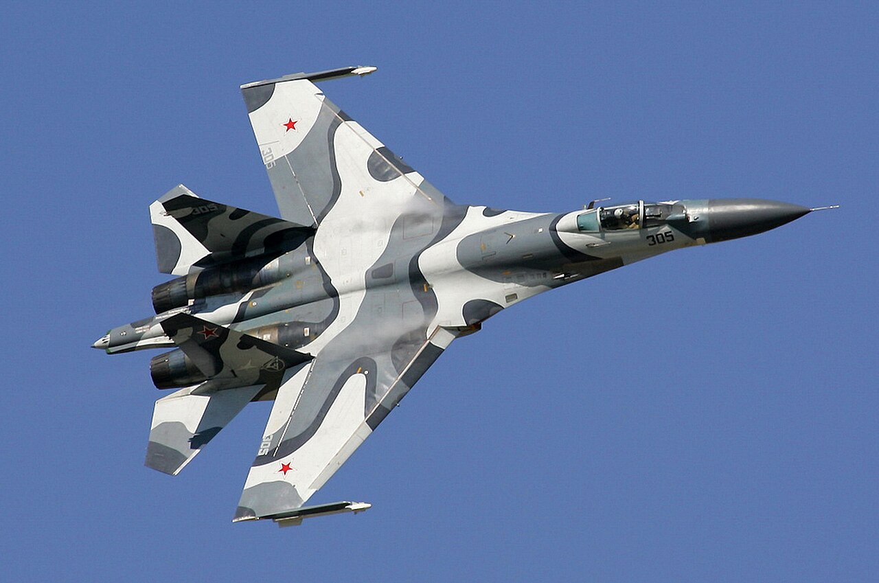 Σαν κομήτες έπεσαν FAB-500 από ρωσικό Su-27 σε κτίριο στο Ντονέτσκ και δεν έμεινε τίποτα – Δείτε το βίντεο