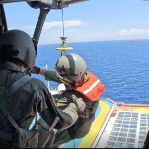 Μυτιλήνη: Εντυπωσιακή αεροδιακομιδή ασθενούς από κρουαζιερόπλοιο με Super Puma (βίντεο)