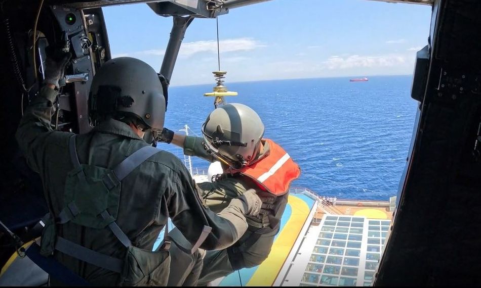 Μυτιλήνη: Εντυπωσιακή αεροδιακομιδή ασθενούς από κρουαζιερόπλοιο με Super Puma (βίντεο)