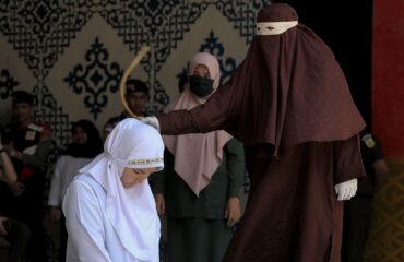 Βίντεο: Μαστίγωσαν ζευγάρι στην Ινδονησία επειδή φιλήθηκε δημόσια