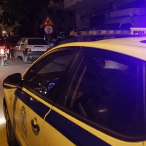 Θεσσαλονίκη: Οδηγός προσπάθησε να ξεφύγει από αστυνομικούς και εγκλωβίστηκε σε φλεγόμενο αυτοκίνητο