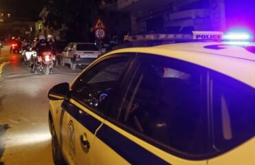 Θεσσαλονίκη: Οδηγός προσπάθησε να ξεφύγει από αστυνομικούς και εγκλωβίστηκε σε φλεγόμενο αυτοκίνητο