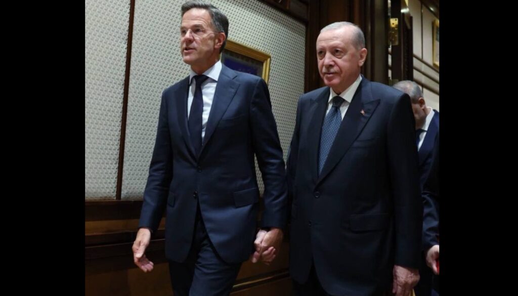 Ο Ρ.Τ.Ερντογάν και ο Μ.Ρούτε εθεάθησαν χέρι-χέρι στη Σύνοδο του ΝΑΤΟ στην Άγκυρα (φώτο)