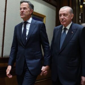 Ο Ρ.Τ.Ερντογάν και ο Μ.Ρούτε εθεάθησαν χέρι-χέρι στη Σύνοδο του ΝΑΤΟ στην Άγκυρα (φώτο)