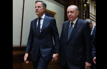 Ο Ρ.Τ.Ερντογάν και ο Μ.Ρούτε εθεάθησαν χέρι-χέρι στη Σύνοδο του ΝΑΤΟ στην Άγκυρα (φώτο)