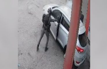 Βίντεο: Η στιγμή που αστυνομικός πετά χειροβομβίδα κρότου-λάμψης μέσα σε αυτοκίνητο στη Δυτική Όχθη