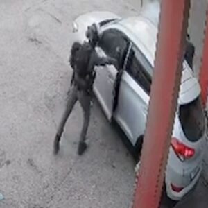 Βίντεο: Η στιγμή που αστυνομικός πετά χειροβομβίδα κρότου-λάμψης μέσα σε αυτοκίνητο στη Δυτική Όχθη