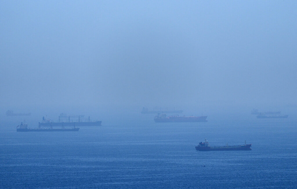 Περσικός Κόλπος: Περισσότεροι από 6.000 ναυτικοί παραμένουν εγκλωβισμένοι λόγω της έντασης στα Στενά του Ορμούζ