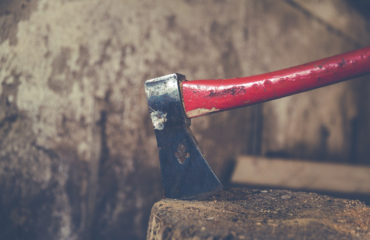 Φρικτό έγκλημα στην Πολωνία: Πρώην ιερέας κατακρεούργησε με τσεκούρι άστεγο και τον έκαψε ζωντανό