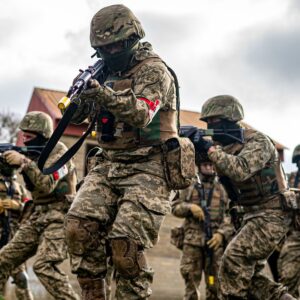 Εντυπωσιακά πλάνα: Οι Ρώσοι εξόντωσαν αστραπιαία ομάδα Βρετανών και Κολομβιανών μισθοφόρων στο Σούμι (βίντεο)