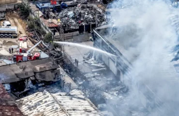 Ασπρόπυργος: Ολοκληρωτική καταστροφή στην επιχείρηση μετά τη μεγάλη φωτιά και την έκρηξη – Δείτε εικόνες