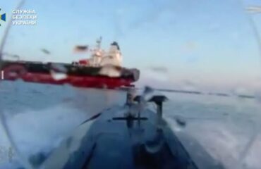 Βίντεο: Ουκρανικό drone τύπου «Sea Baby» έπληξε τάνκερ του ρωσικού σκιώδους στόλου στην Κριμαία