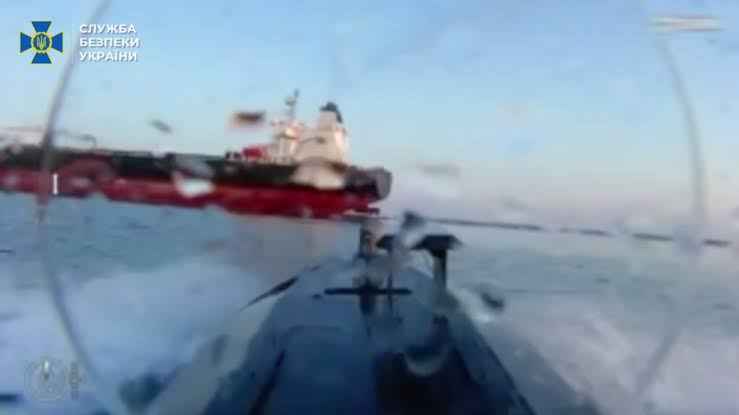 Βίντεο: Ουκρανικό drone τύπου «Sea Baby» έπληξε τάνκερ του ρωσικού σκιώδους στόλου στην Κριμαία