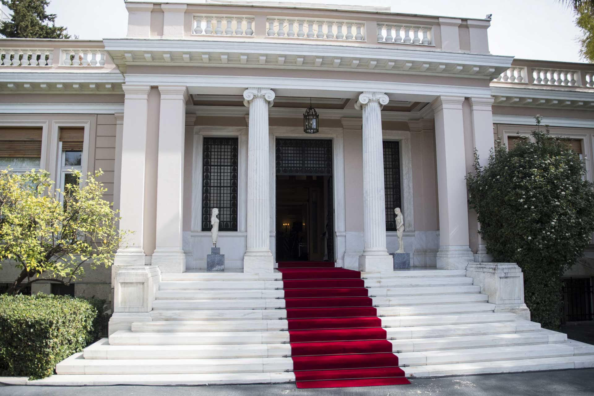 Τέσσερις βουλευτές της ΝΔ δεν θέλουν να απαρνηθούν το δικαίωμα να είναι ταυτόχρονα και υπουργοί! – Ποιοι είναι