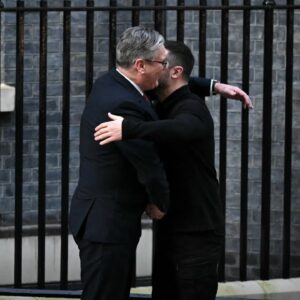 Bloomberg: Με ευρωπαϊκά δισεκατομμύρια θα αγοράζει η Ουκρανία βρετανικά όπλα! – Το colpo grosso του Λονδίνου