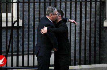 Bloomberg: Με ευρωπαϊκά δισεκατομμύρια θα αγοράζει η Ουκρανία βρετανικά όπλα! – Το colpo grosso του Λονδίνου