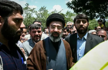 Ο Μ.Χαμενεΐ υπόσχεται εκδίκηση για τον θάνατο του πατέρα του: «Είτε βρισκόμαστε εδώ είτε όχι, αυτό θα συμβεί»