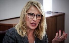 Ρένα Δούρου: Ανακοίνωσε την πρόθεσή της να είναι υποψήφια για την ηγεσία του ΣΥΡΙΖΑ