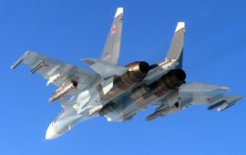 Εντυπωσιακά πλάνα στη Χερσώνα: Yπερ-βόμβα 3.000 κιλών έπεσε σαν αστραπή από Su-30 & διέλυσε τους Ουκρανούς (βίντεο)