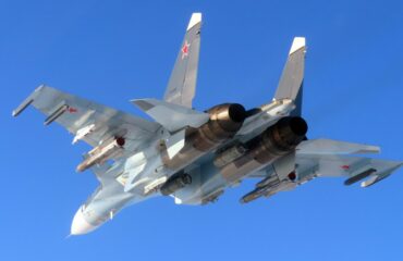 Εντυπωσιακά πλάνα στη Χερσώνα: Yπερ-βόμβα 3.000 κιλών έπεσε σαν αστραπή από Su-30 & διέλυσε τους Ουκρανούς (βίντεο)