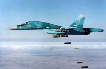 Ρωσικό Su-34 «σήκωσε» στον αέρα κτίριο με Ουκρανούς στρατιώτες κοντά στην Ντομπροπίλια – Δείτε το βίντεο