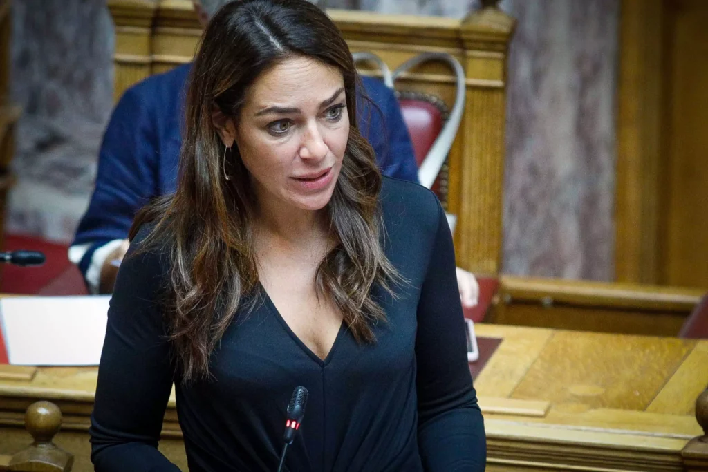 Η ερώτηση της Δόμνας Μιχαηλίδου σε δημοσιογράφους: «Εσείς δεν φοβάστε τον Αλέξη Τσίπρα;» (βίντεο)