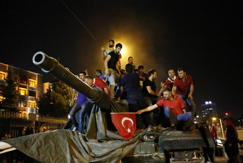 10 χρόνια από την αποτυχημένη απόπειρα πραξικοπήματος στην Τουρκία: Το «φάντασμα» της FETÖ και η εκκαθάριση