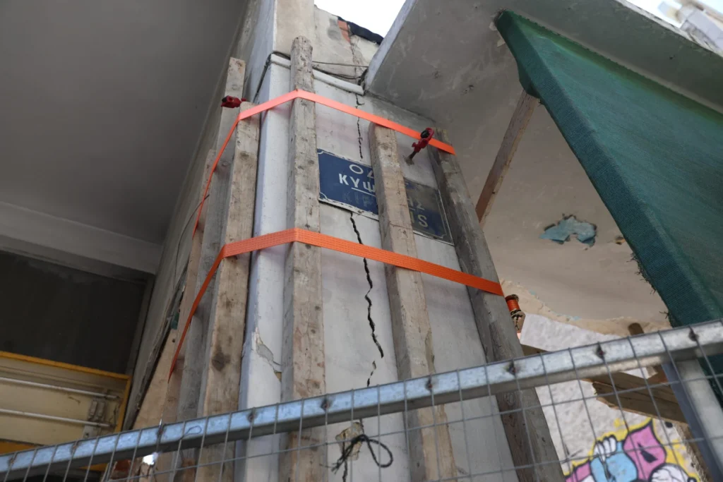 Ανησυχία στην Κυψέλη για τις ρωγμές στα κτίρια: «Δεν έχει ολοκληρωθεί η εξέλιξη του φαινομένου» λένε οι ειδικοί