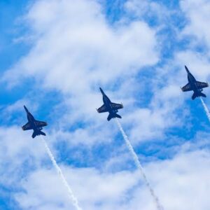 Φλόριντα: Μαχητικό των Blue Angels πέταξε ξυστά πάνω από λουόμενους (βίντεο)