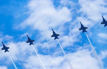 Φλόριντα: Μαχητικό των Blue Angels πέταξε ξυστά πάνω από λουόμενους (βίντεο)