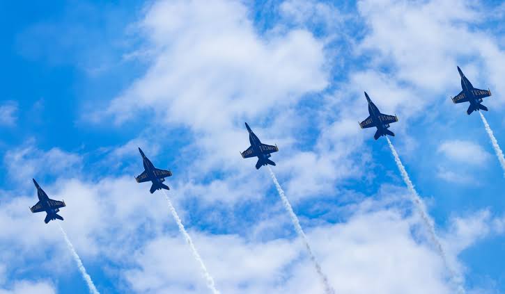Φλόριντα: Μαχητικό των Blue Angels πέταξε ξυστά πάνω από λουόμενους (βίντεο)