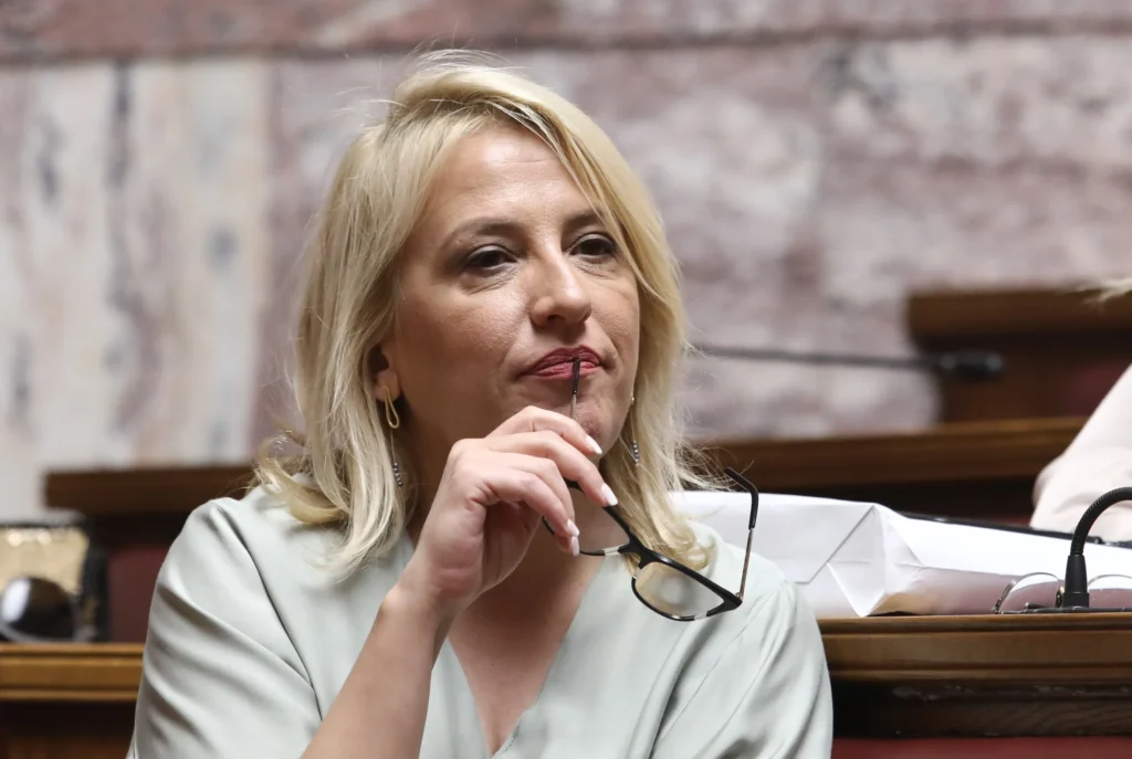 Μόνη υποψήφια η Ρένα Δούρου για την ηγεσία του ΣΥΡΙΖΑ και υποστηρίζει ότι η κατάσταση είναι… ανατρέψιμη