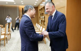 Ο Γ.Γεραπετρίτης είχε συνάντηση με τον πρωθυπουργό του Βιετνάμ στο Ανόι – Τι συζητήθηκε μεταξύ τους
