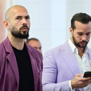 Χειροπέδες στους αδελφούς Tate στο Μαϊάμι – Αντιμέτωποι με 59 νέες κατηγορίες για σεξουαλικά αδικήματα