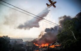 Κορωπί: Η Πυροσβεστική έθεσε υπό έλεγχο την πυρκαγιά που ξεκίνησαν από τον καταυλισμό τους οι Ρομά