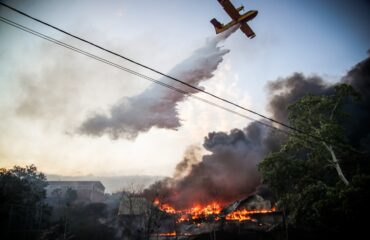 Κορωπί: Η Πυροσβεστική έθεσε υπό έλεγχο την πυρκαγιά που ξεκίνησαν από τον καταυλισμό τους οι Ρομά