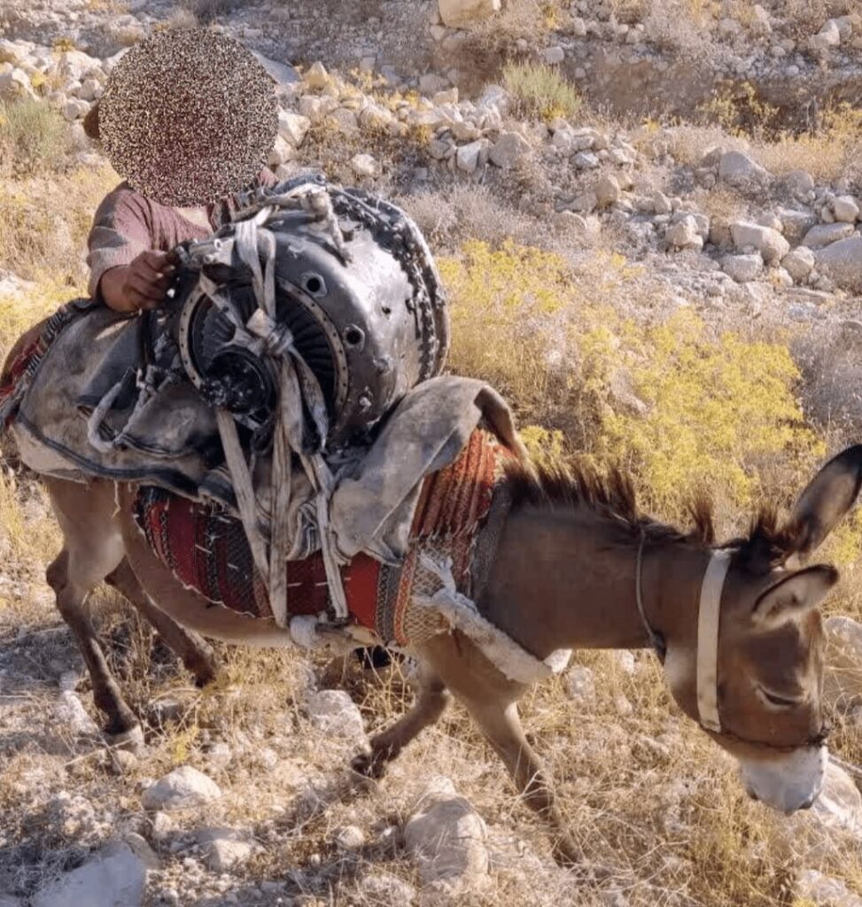 Οι Ιρανοί μεταφέρουν τον κινητήρα ενός καταρριφθέντος MQ-9 Reaper με γαϊδούρι!