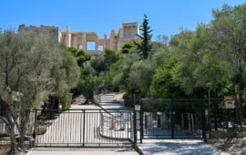 Ξένα ΜΜΕ για επίθεση με μαχαίρι σε Αμερικανούς τουρίστες κοντά στην Ακρόπολη: «Horror knife attack»!