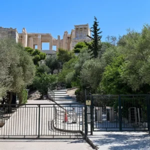 Ξένα ΜΜΕ για επίθεση με μαχαίρι σε Αμερικανούς τουρίστες κοντά στην Ακρόπολη: «Horror knife attack»!