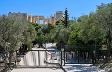 Ξένα ΜΜΕ για επίθεση με μαχαίρι σε Αμερικανούς τουρίστες κοντά στην Ακρόπολη: «Horror knife attack»!