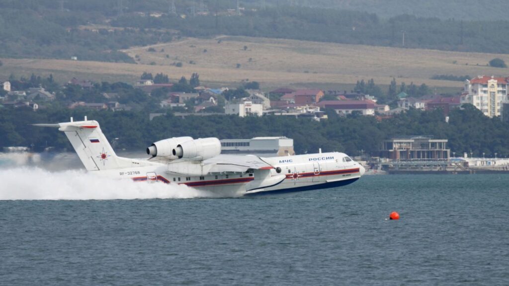 Be-200: Δείτε πως αποθαλασσώνεται  το θηριώδες ρωσικό αεροσκάφος αεροπυροόσβεσης