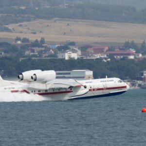 Be-200: Δείτε πως αποθαλασσώνεται  το θηριώδες ρωσικό αεροσκάφος αεροπυροόσβεσης