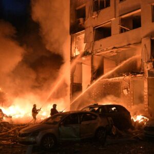 Σαν ταινία επιστημονικής φαντασίας: Δείτε βίντεο από υπερηχητικούς και βαλλιστικούς πυραύλους να χτυπούν το Κίεβο