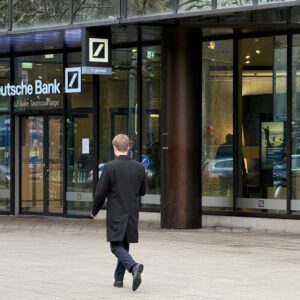 Έφοδος σε κεντρικά γραφεία Deutsche Bank στη Φρανκφούρτη – Έρευνα για συναλλαγές Cum-Cum