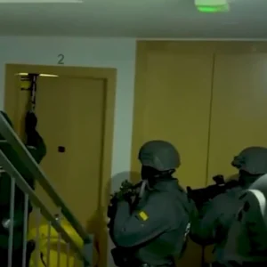 Καταλονία: Η στιγμή που η αστυνομία κάνει έφοδο σε σπίτι που έκρυβαν 40 όπλα (βίντεο)